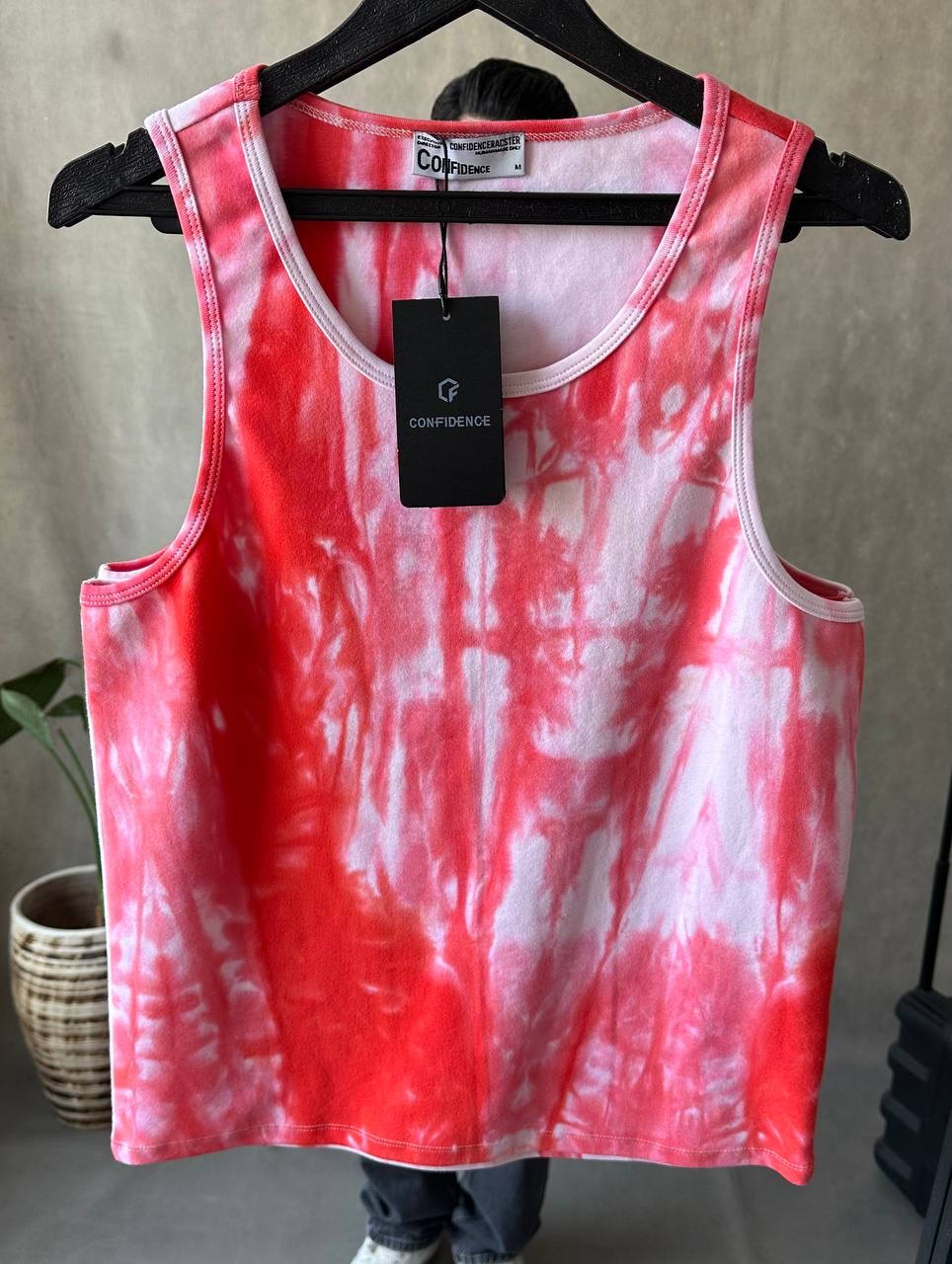 رکابی  آبرنگی قرمز  confidence